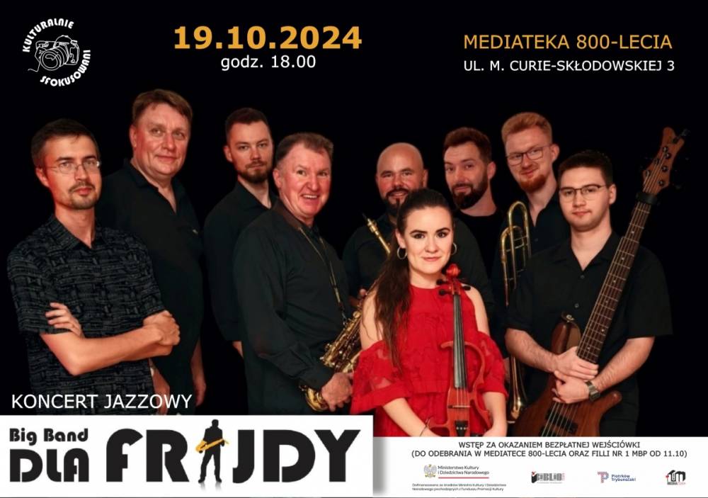 Plakat promujący koncert jazzowy. Plakat przedstawia grupę muzyków trzymających różne instrumenty, w tym saksofon, trąbkę i gitarę basową. Na plakacie znajduje się tekst z informacjami o wydarzeniu: 19.10.2024, godz. 18.00. Mediateka 800-lecia. Wstęp za okazaniem bezpłatnej wejściówki (Do odebrania w Mediatece 800-lecia oraz filii nr 1 MBP od 11.10)