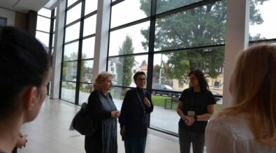 Bibliotekarki zwiedzają Mediatekę.