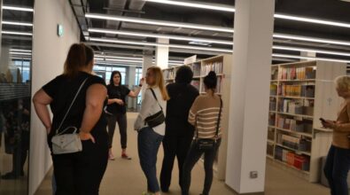 Bibliotekarki zwiedzają Mediatekę.