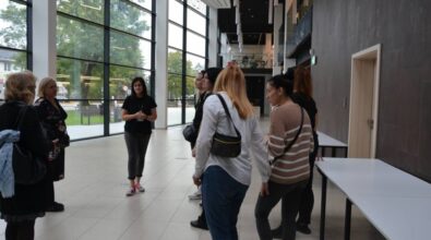 Bibliotekarki zwiedzają Mediatekę.