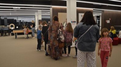 Kolejka ludzi do strefy Odkrywania, Wyobraźni i Aktywności SOWA.