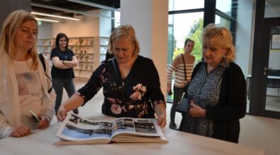 Bibliotekarki zwiedzają Mediatekę.