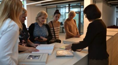 Bibliotekarki zwiedzają Mediatekę.