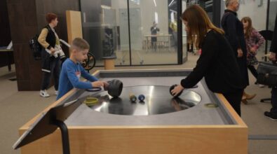 Na zdjęciu mamy kilka osób znajdujących się w strefie SOWA.W tle widać osoby znajdujące się w Majsterni.