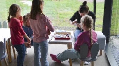 Animator wykonuje tatuaże, dookoła stoją dzieci.