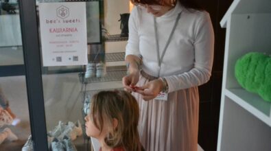 Animator zaplata kolorowy warkoczyk dziecku.