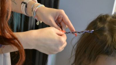 Animator zaplata kolorowy warkoczyk dziecku.