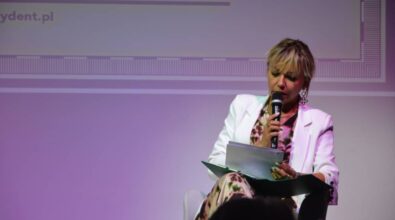 Kobieta czyta na scenie fragment 