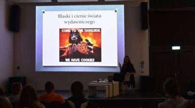 Na ekranie wyświetlana jest prezentacja zatytułowana 