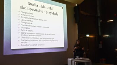 Widok na kolejny slajd prezentacji i osobę prowadzącą.