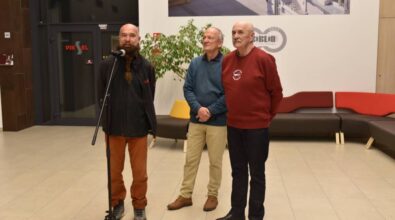 Autorzy obrazów stoją przy mikrofonie i przemawiają.