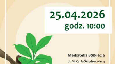 Plakat informujący o warsztatach familijnych „EkoGrządka”, utrzymany w stonowanej, ekologicznej kolorystyce. Centralnym elementem grafiki jest ilustracja młodej rośliny wyrastającej z gleby umieszczonej na łopatce ogrodniczej, co podkreśla tematykę przyrodniczą i edukacyjną wydarzenia. Na plakacie widnieje termin realizacji – 25.04.2026 o godzinie 10:00 oraz miejsce – Mediateka 800-lecia przy ul. M. Curie-Skłodowskiej 3 w Piotrkowie Trybunalskim. Zamieszczono również numer telefonu do zapisów oraz informację o organizatorze i partnerach, w tym Innowacyjnym Centrum Nauki i Techniki. W górnej części znajduje się logotyp programu EkoTEKA, natomiast u dołu widoczne są logotypy instytucji współorganizujących i finansujących wydarzenie.