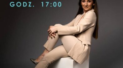 Plakat promujący spotkanie autorskie z Paulina Marią Kowalską 12.10.2024 o godz. 17:00. Na zdjęciu autorka.