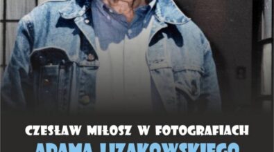 Plakat przedstawia fotografię uśmiechniętego Czesława Miłosza w dżinsowej kurtce na tle budynku. Tekst na plakacie informuje o wystawie zatytułowanej 
