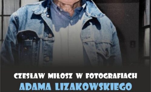 Plakat przedstawia fotografię uśmiechniętego Czesława Miłosza w dżinsowej kurtce na tle budynku. Tekst na plakacie informuje o wystawie zatytułowanej "Czesław Miłosz w fotografiach Adama Lizakowskiego, San Francisco, 1986-1991". Wystawa odbędzie się w Mediatece 800-lecia w Piotrkowie Trybunalskim, przy ul. M. Curie-Skłodowskiej 3, od 23 sierpnia do 25 września 2024 roku. Na plakacie znajdują się również logotypy Mediateki oraz Biblioteki w Piotrkowie Trybunalskim.