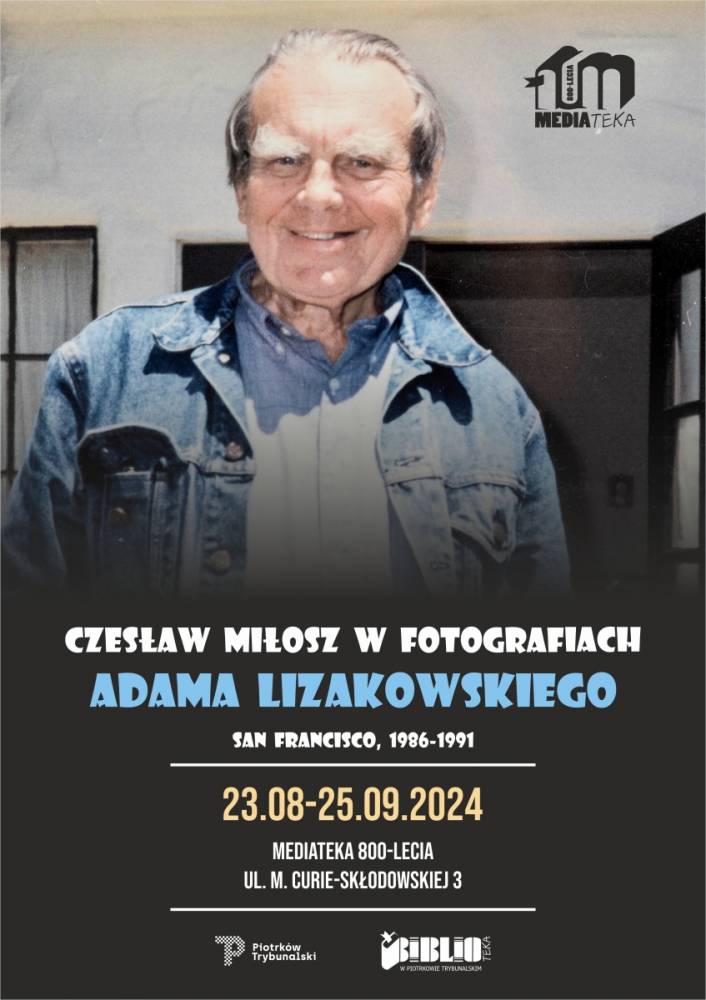 Plakat przedstawia fotografię uśmiechniętego Czesława Miłosza w dżinsowej kurtce na tle budynku. Tekst na plakacie informuje o wystawie zatytułowanej "Czesław Miłosz w fotografiach Adama Lizakowskiego, San Francisco, 1986-1991". Wystawa odbędzie się w Mediatece 800-lecia w Piotrkowie Trybunalskim, przy ul. M. Curie-Skłodowskiej 3, od 23 sierpnia do 25 września 2024 roku. Na plakacie znajdują się również logotypy Mediateki oraz Biblioteki w Piotrkowie Trybunalskim.