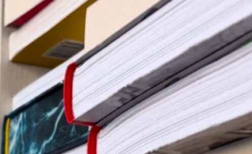 zbliżenie na stos książek