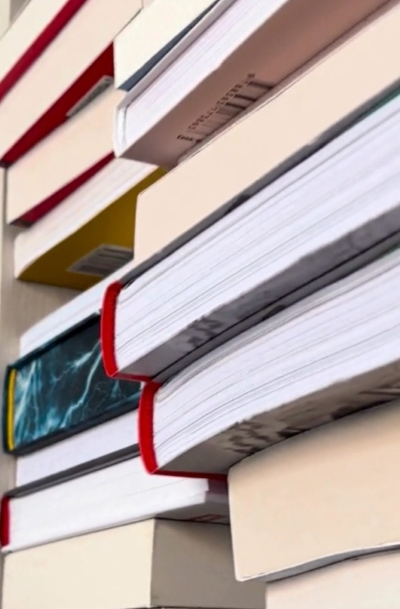 zbliżenie na stos książek