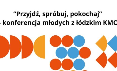 Plakat informujący o wydarzeniu „Przyjdź, spróbuj, pokochaj – konferencja młodych z łódzkim KMO”, realizowanym w ramach Klubu Młodego Odkrywcy pod patronatem Centrum Nauki Kopernik. Centralną część grafiki wypełniają kolorowe, geometryczne formy w odcieniach pomarańczu, czerwieni, niebieskiego i żółtego, nawiązujące do tematyki naukowej i eksperymentalnej.